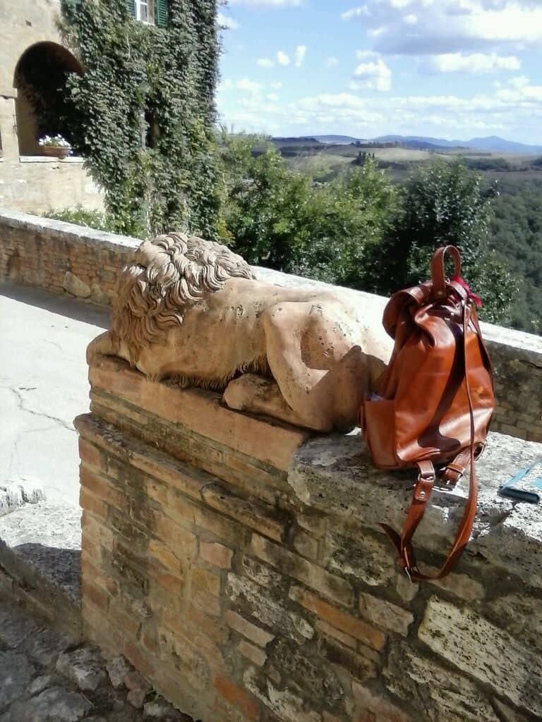 Un leone di pietra su un muretto